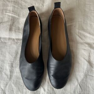 Everlane ballet flat in black leather size 9